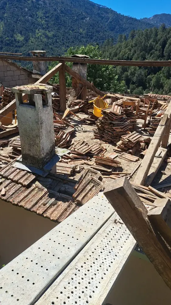 Dépose d’une ancienne couverture en tuiles sur un toit