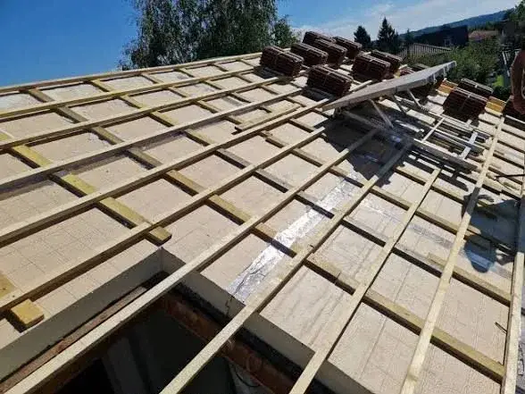 Liteaux posés sur une toiture avant la pose des tuiles